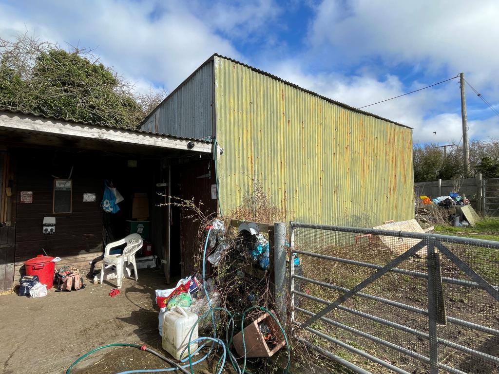Lot: 125 - EQUESTRIAN SITE WITH FOUR STABLES, HAY BARN, SAND SCHOOL AND DILAPIDATED MOBILE HOME - Hay barn